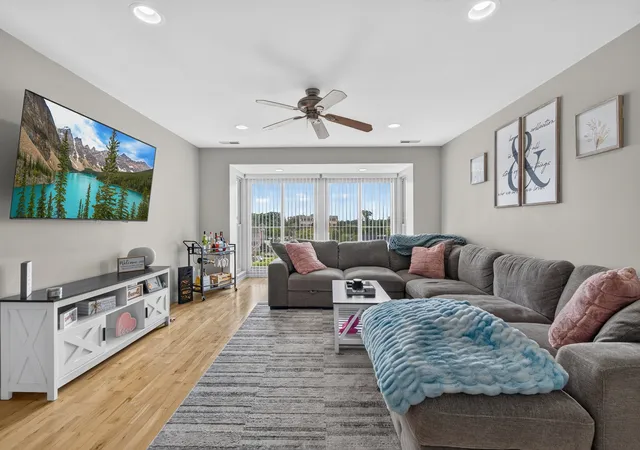 Listing Photo 2 - Condo for sale in building located at 50 N Bokelman St, Roselle, IL 60172 - Unit #534