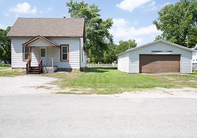 Photo 1 of Single family home for sale at 507 Commercial St, Chenoa, IL 61726 | MLS# 12780296 | Listing updated on 2026-10-09
