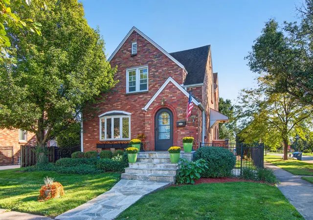 Photo 1 of Single family home for sale at 1005 Woodlawn Ave, Des Plaines, IL 60016 | MLS# 12780299 | Listing updated on 2026-10-08