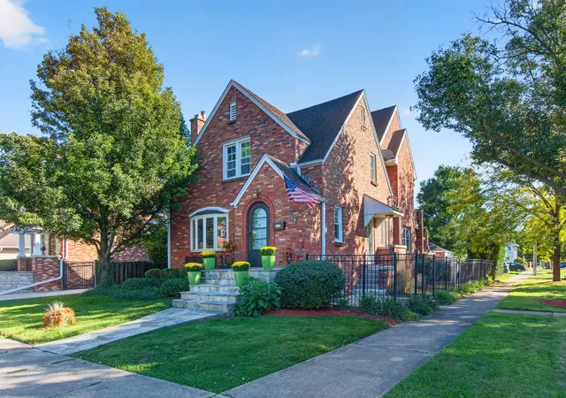 Photo 2 of Single family home for sale at 1005 Woodlawn Ave, Des Plaines, IL 60016 | MLS# 12780299 | Listing updated on 2026-10-08