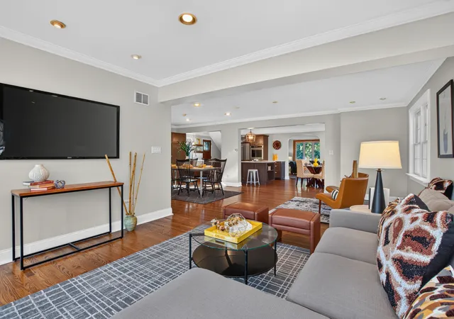 Photo 3 of Single family home for sale at 1005 Woodlawn Ave, Des Plaines, IL 60016 | MLS# 12780299 | Listing updated on 2026-10-08