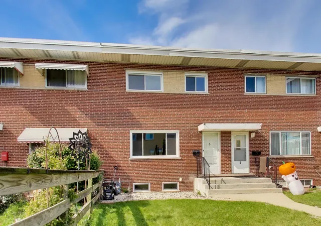 Photo 2 of Townhouse for sale at 6 Judith Ann Dr, Mount Prospect, IL 60056 | MLS# 12780336 | Listing updated on 2026-10-10