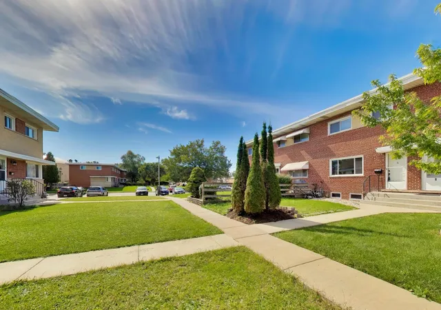 Photo 3 of Townhouse for sale at 6 Judith Ann Dr, Mount Prospect, IL 60056 | MLS# 12780336 | Listing updated on 2026-10-10