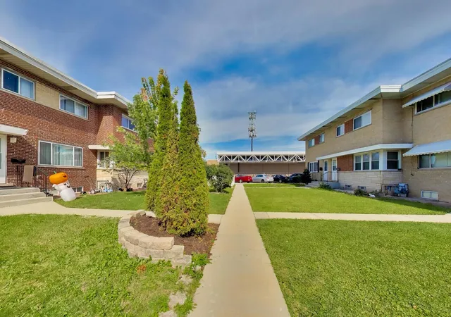 Photo 4 of Townhouse for sale at 6 Judith Ann Dr, Mount Prospect, IL 60056 | MLS# 12780336 | Listing updated on 2026-10-10