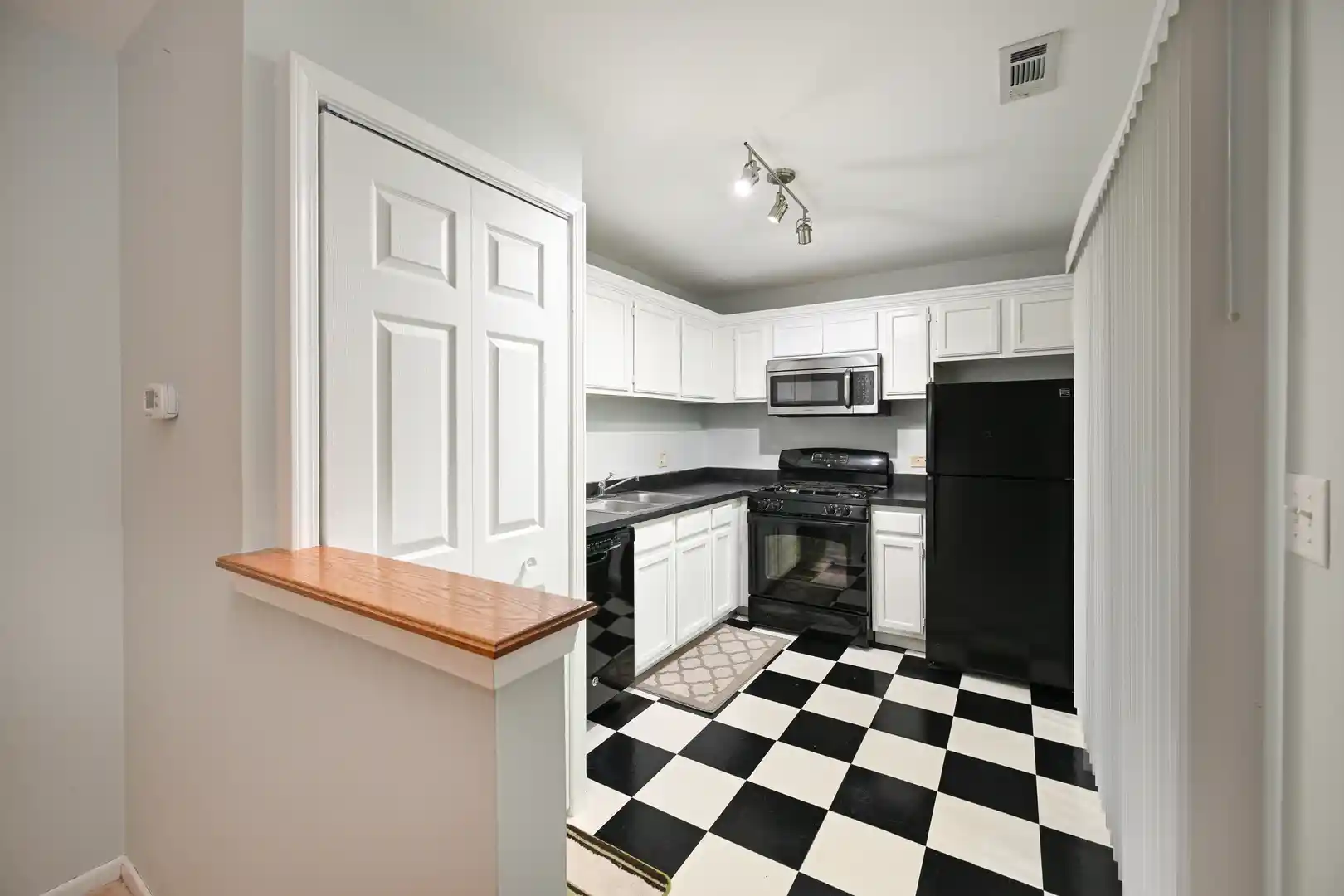 Listing Photo 2 - Condo for sale in 59 Gant Cir located at 59 Gant Cir, Streamwood, IL 60107 - Unit 59 Gant Cir