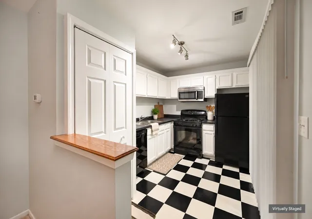 Listing Photo 3 - Condo for sale in building located at 59 Gant Cir, Streamwood, IL 60107 - Unit #G