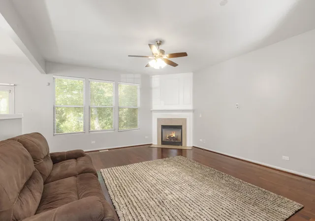 Photo 3 of Townhouse for sale at 1420 Yellowstone Dr, Streamwood, IL 60107 | MLS# 12780400 | Listing updated on 2026-10-08