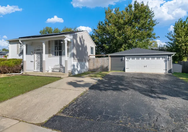 Photo 2 of Single family home for sale at 304 Hamrick Ave, Romeoville, IL 60446 | MLS# 12780406 | Listing updated on 2026-10-09