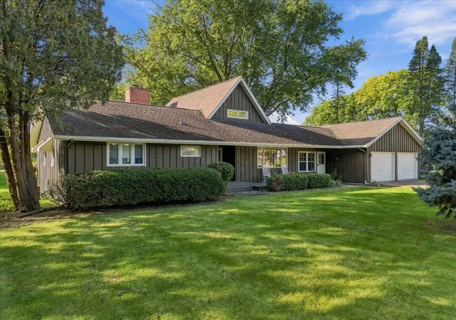 Photo 4 of Single family home for sale at 1401 E 28th Street, Sterling, IL 61081 | MLS# 12780410 | Listing updated on 2026-10-08