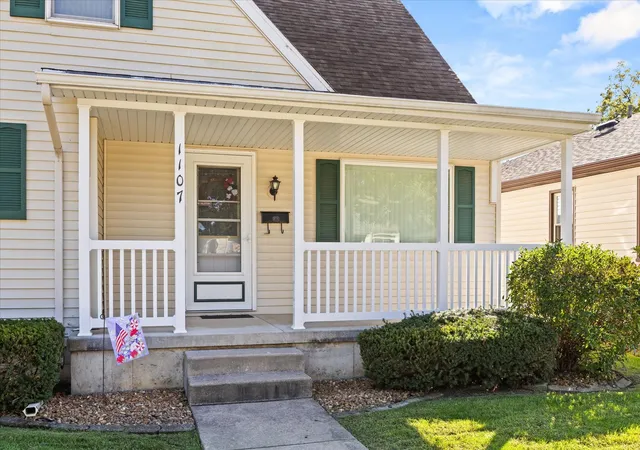 Photo 3 of Single family home for sale at 1107 W Bridge St, Streator, IL 61364 | MLS# 12780422 | Listing updated on 2026-10-09