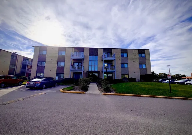 Listing Photo 1 - Condo for sale in building located at 674 Pinecrest Dr, Prospect Heights, IL 60070 - Unit #302