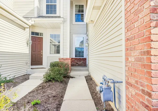 Photo 2 of Townhouse for sale at 306 Remington Dr, Saint Charles, IL 60175 | MLS# 12780450 | Listing updated on 2026-10-09