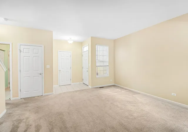 Photo 4 of Townhouse for sale at 306 Remington Dr, Saint Charles, IL 60175 | MLS# 12780450 | Listing updated on 2026-10-09