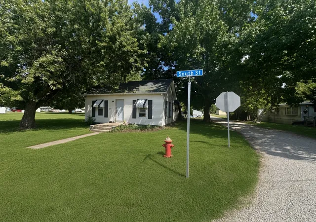 Photo 2 of Single family home for sale at 207 South St, Coffeen, IL 62017 | MLS# 12780490 | Listing updated on 2026-10-08