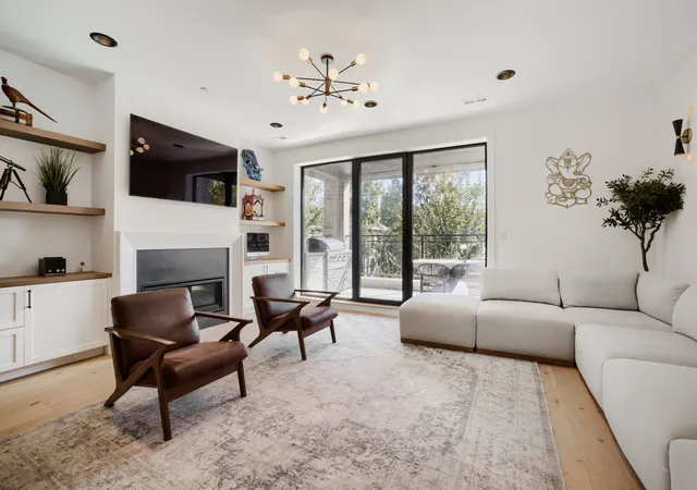 Photo 2 of Condo for sale at 1648 W Diversey Pkwy #2E, Chicago, IL 60614 | MLS# 12780512 | Listing updated on 2026-10-09