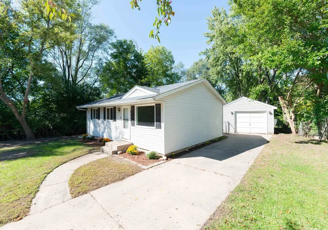 Photo 4 of Single family home for sale at 2008 Rexford Dr, Rockford, IL 61109 | MLS# 12780517 | Listing updated on 2026-10-08