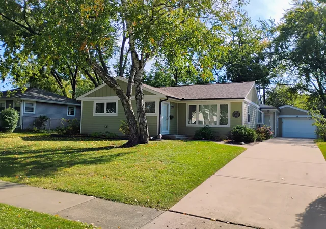 Single family home for sale at 2805 Sigwalt St, Rolling Meadows, IL 60008 | MLS# 12780540
