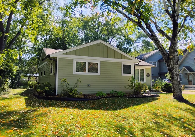 Photo 2 of Single family home for sale at 2805 Sigwalt St, Rolling Meadows, IL 60008 | MLS# 12780540 | Listing updated on 2026-10-22