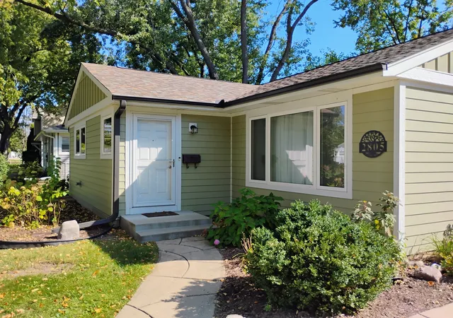 Photo 3 of Single family home for sale at 2805 Sigwalt St, Rolling Meadows, IL 60008 | MLS# 12780540 | Listing updated on 2026-10-22