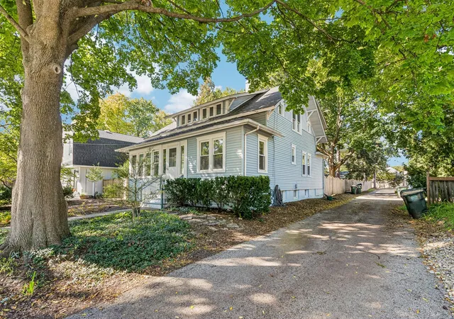 Photo 3 of Single family home for sale at 217 Prairie Ave, Libertyville, IL 60048 | MLS# 12780560 | Listing updated on 2026-10-09