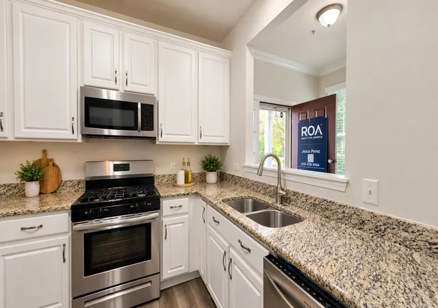 Listing Photo 4 - Condo for sale in building located at 1216 N Brookdale Dr, Carpentersville, IL 60110 - Unit #1216