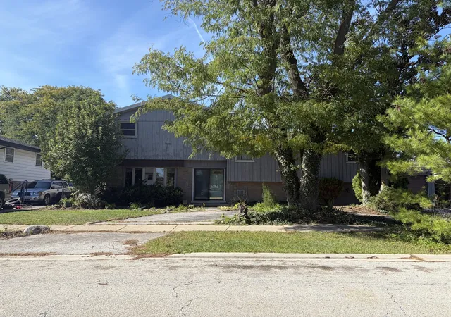 Single family home for sale at 8408 Neenah Ave, Burbank, IL 60459 | MLS# 12780618