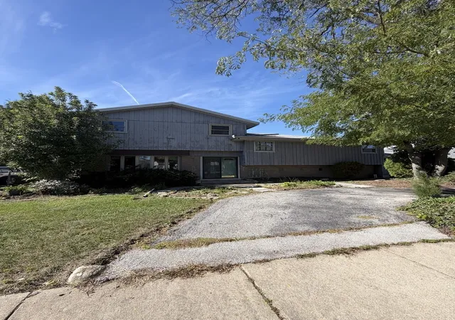 Photo 1 of Single family home for sale at 8408 Neenah Ave, Burbank, IL 60459 | MLS# 12780618 | Listing updated on 2026-10-08