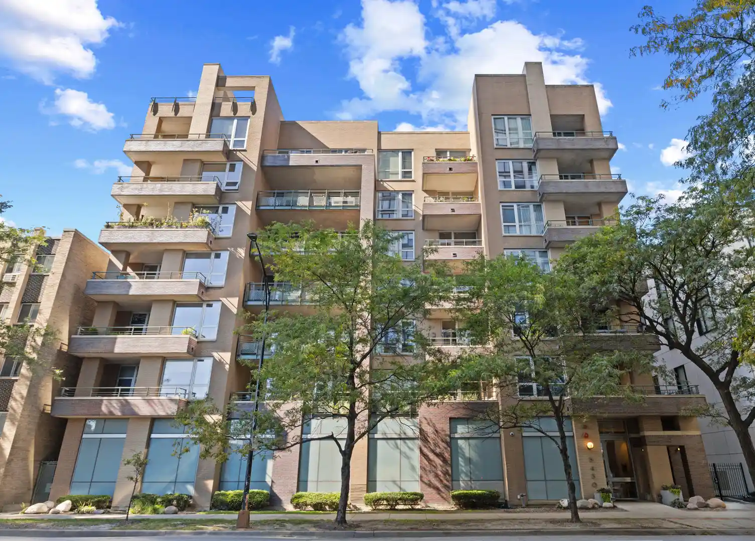 Listing Photo 1 - Condo for sale in 5430 N Sheridan Rd located at 5430 N Sheridan Rd, Chicago, IL 60640 - Unit #604