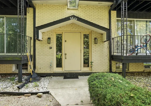 Photo 2 of Multi family home for sale at 5633 Edge Lake Dr, Oak Lawn, IL 60453 | MLS# 12780659 | Listing updated on 2026-10-10