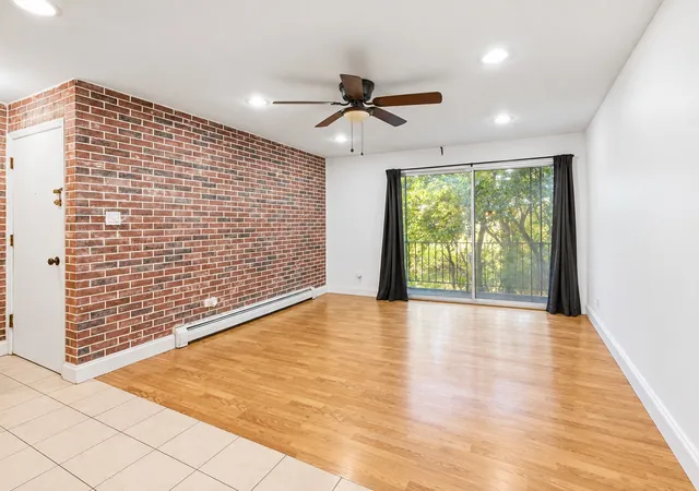 Listing Photo 4 - Condo for sale in building located at 5633 Edge Lake Dr, Oak Lawn, IL 60453