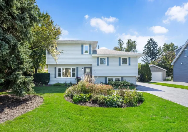 Photo 1 of Single family home for sale at 217 Holly Ave, Darien, IL 60561 | MLS# 12780668 | Listing updated on 2026-10-08