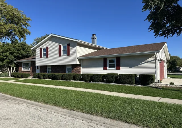 Photo 2 of Single family home for sale at 1224 Quail Dr, Bradley, IL 60915 | MLS# 12780685 | Listing updated on 2026-10-15