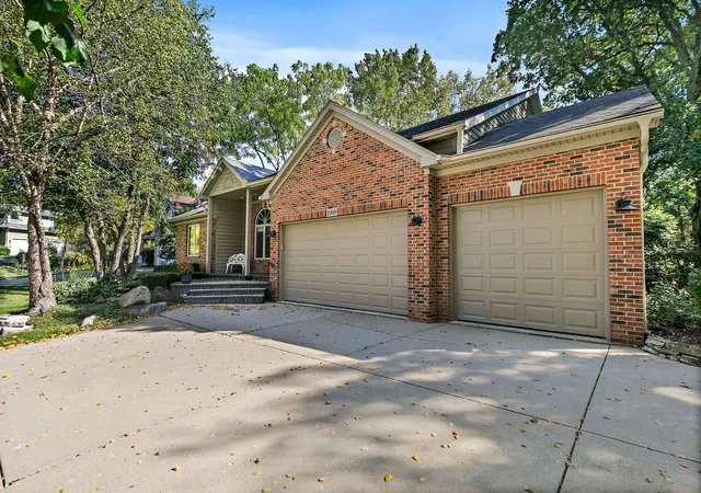 Photo 3 of Single family home for sale at 1000 Dakota Dr, Woodstock, IL 60098 | MLS# 12780714 | Listing updated on 2026-10-08