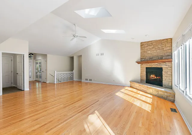 Photo 4 of Single family home for sale at 1000 Dakota Dr, Woodstock, IL 60098 | MLS# 12780714 | Listing updated on 2026-10-08