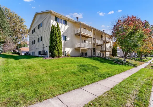 Listing Photo 2 - Condo for sale in building located at 4175 31st St, Bettendorf, IA 52722 - Unit #1C