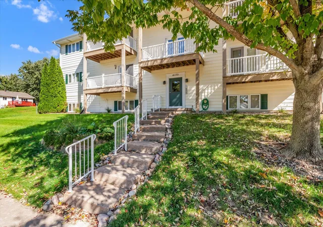 Listing Photo 3 - Condo for sale in building located at 4175 31st St, Bettendorf, IA 52722 - Unit #1C