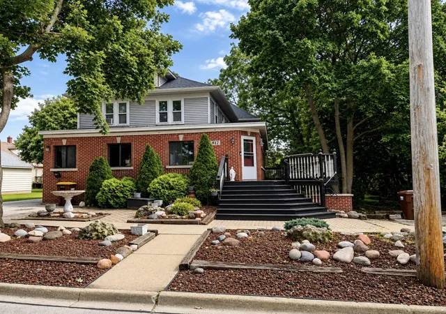 Photo 1 of Single family home for sale at 817 Blakely St, Woodstock, IL 60098 | MLS# 12780740 | Listing updated on 2026-10-08