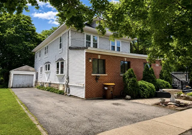 Photo 3 of Single family home for sale at 817 Blakely St, Woodstock, IL 60098 | MLS# 12780740 | Listing updated on 2026-10-08