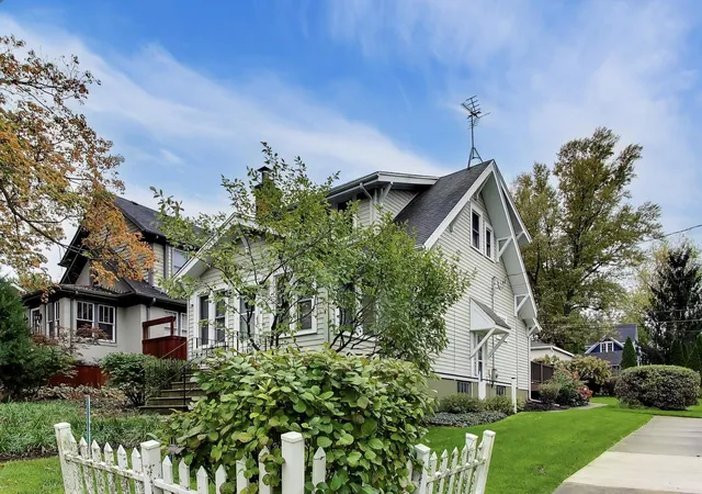 Photo 2 of Single family home for sale at 1003 Ash St, St. Charles, IL 60174 | MLS# 12780742 | Listing updated on 2026-10-21