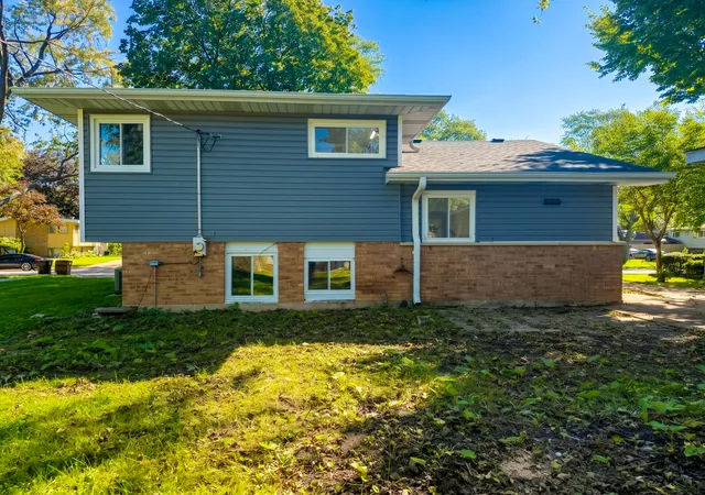 Photo 3 of Single family home for sale at 305 Winnebago St, Park Forest, IL 60466 | MLS# 12780763 | Listing updated on 2026-10-08