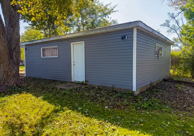Photo 4 of Single family home for sale at 305 Winnebago St, Park Forest, IL 60466 | MLS# 12780763 | Listing updated on 2026-10-08