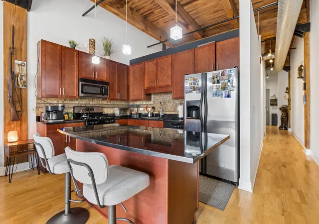 Photo 3 of Condo for sale at 770 W Gladys Ave #304, Chicago, IL 60661 | MLS# 12780772 | Listing updated on 2026-10-10