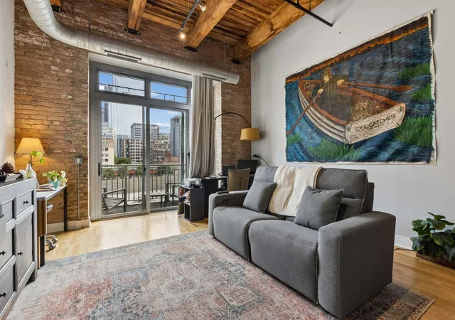 Photo 4 of Condo for sale at 770 W Gladys Ave #304, Chicago, IL 60661 | MLS# 12780772 | Listing updated on 2026-10-10
