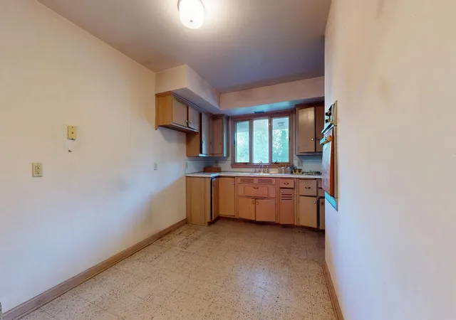 Photo 3 of Sale Pending at 2101 Cureton Dr, Urbana, IL 61801 | MLS# 12780775 | Listing updated on 2026-10-27