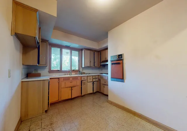 Photo 4 of Sale Pending at 2101 Cureton Dr, Urbana, IL 61801 | MLS# 12780775 | Listing updated on 2026-10-27