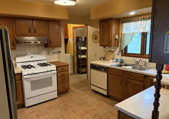 Photo 3 of Single family home for sale at 808 N Jefferson Ave, Dixon, IL 61021 | MLS# 12780823 | Listing updated on 2026-10-08