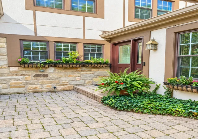 Photo 2 of Townhouse for sale at 1045 Wheaton Oaks Dr, Wheaton, IL 60187 | MLS# 12780833 | Listing updated on 2026-10-21