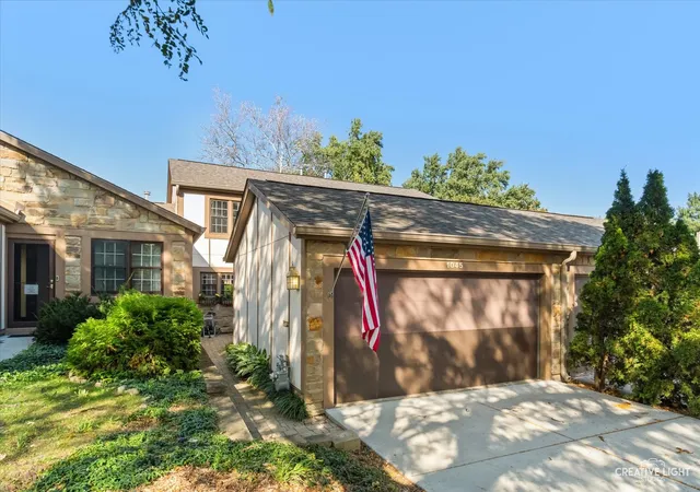 Photo 3 of Townhouse for sale at 1045 Wheaton Oaks Dr, Wheaton, IL 60187 | MLS# 12780833 | Listing updated on 2026-10-21