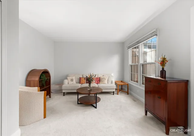 Photo 4 of Townhouse for sale at 1045 Wheaton Oaks Dr, Wheaton, IL 60187 | MLS# 12780833 | Listing updated on 2026-10-21