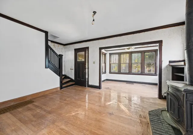 Photo 3 of Single family home for sale at 909 Wenonah Ave, Oak Park, IL 60304 | MLS# 12780849 | Listing updated on 2026-10-28
